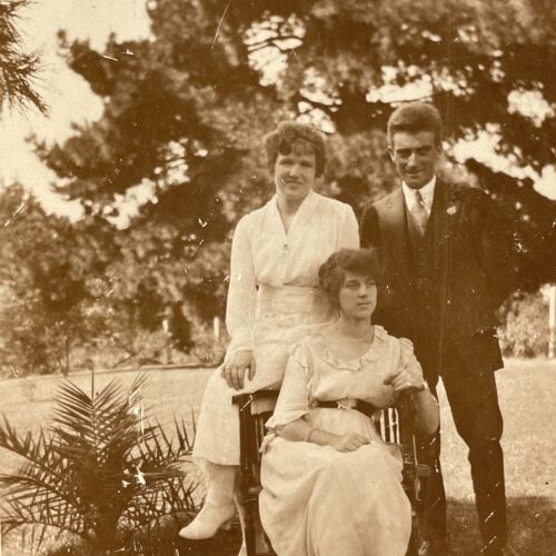 DE COLECCIÓN Foto Fotografía Película 1920 Vida Familia Vestido Formal Retrato Diario - Imagen 1 de 4