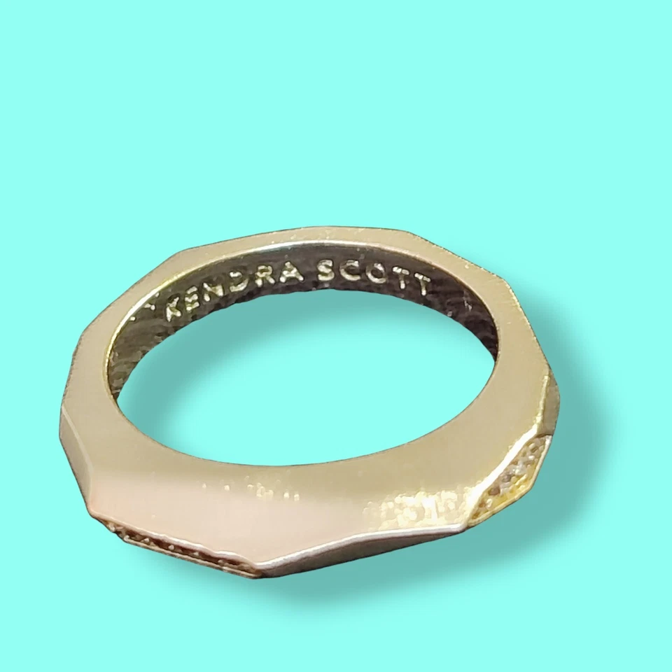 Anillo modernista geométrico Kendra Scott de latón claro talla 7 circonitas Foto 3 de 4