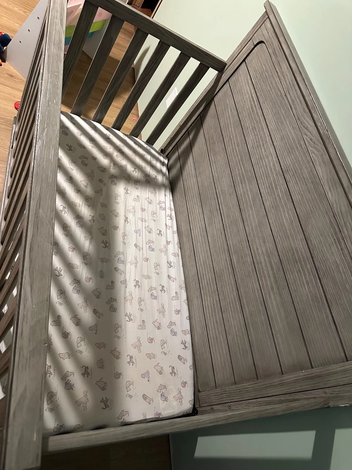 Детская полноразмерная кроватка Simmons (деревенский белый) и матрас Serta - Изображение 4 из 4