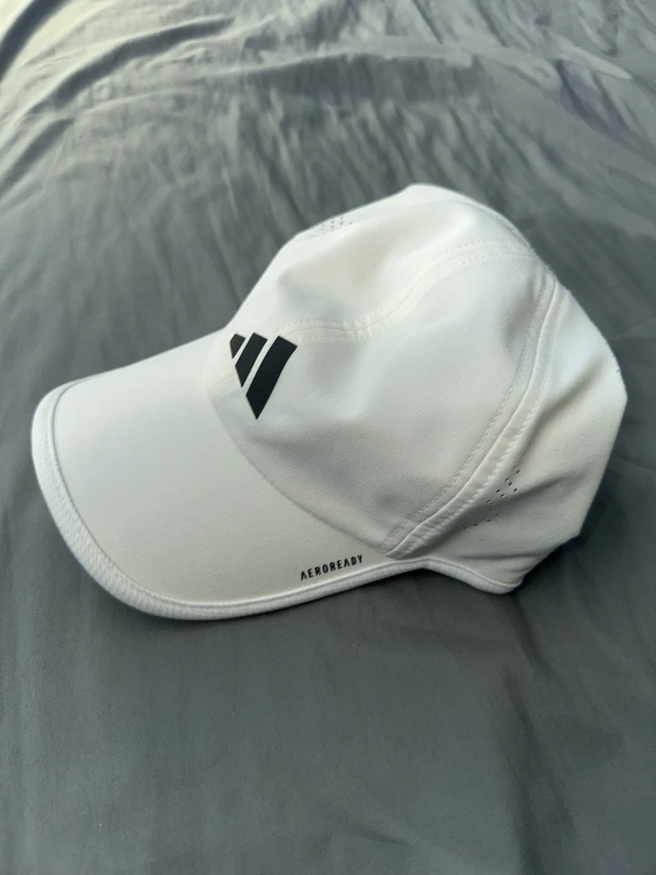 Gorra para correr Adidas Aeroready para hombre con correa ajustable Foto 2 de 3