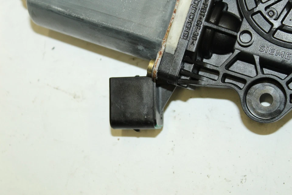 2000-2006 MERCEDES BENZ W215 CL500 REAR DRIVER LEFT QUARTER WINDOW MOTOR J1057 - Image 2 of 4