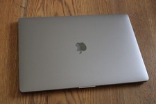 Apple MacBook Pro 15 A1990 2019 15,4 Zoll i7  16GB 256GB Space Gray Top Zustand!