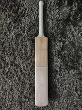 Cricket Bat - Grade 1 - English Willow - Pro Duckbill profile