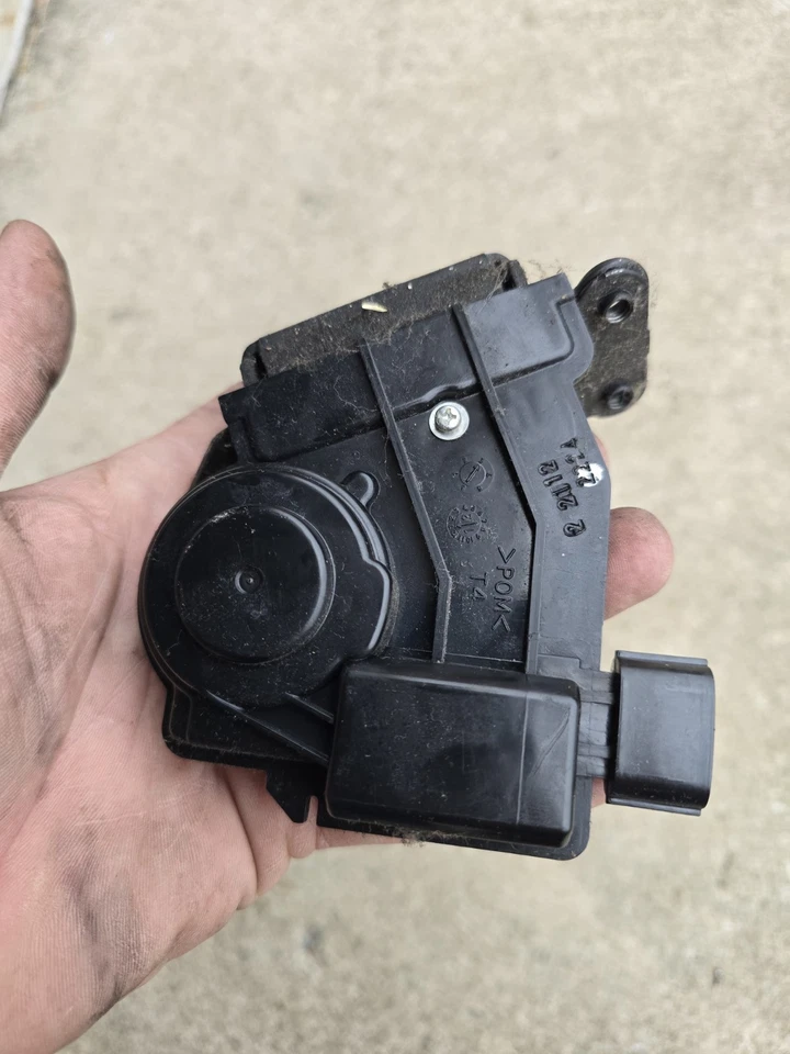 Защелка крышки багажника Toyota Scion 69350-28150 черная 2008-2016 хорошее состояние товара - Изображение 2 из 4