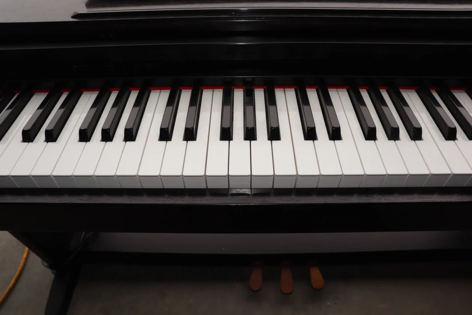 Used Yamaha Clavinova CLP-570 Digital Piano Keyboard SOME DAMAGE - Image 4 of 4