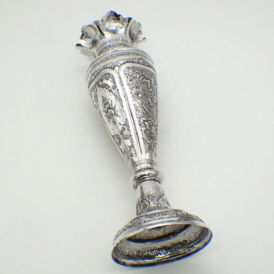 Jarrón de Oriente Medio 84 decoraciones estándar plateadas perseguidas a mano Foto 2 de 4