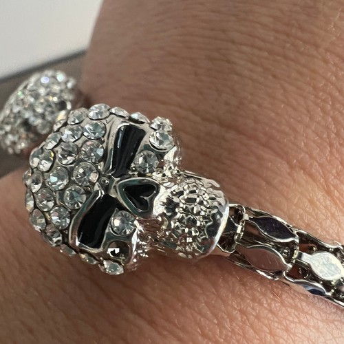 Bedazzled Crystal Skull Adjustable Metallic Open Cuff Goth Halloween Bracelet - Bild 6 von 7