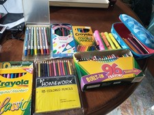Lot de fournitures d'art scolaire ~ crayons de couleur ~ crayons ~ surligneur ~ sac à dos ~ précuré ~ très bon état