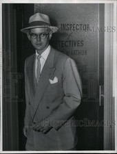 1954 Press Photo Dr. Steven Sheppard leaving Deputy Inspector James E. McArthur.
