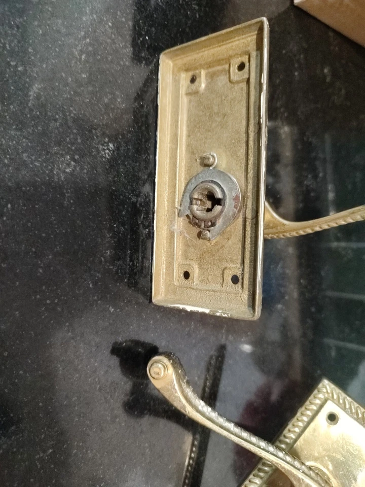 poignée de porte ancienne laiton avec plaque et ressort - Photo 2/4