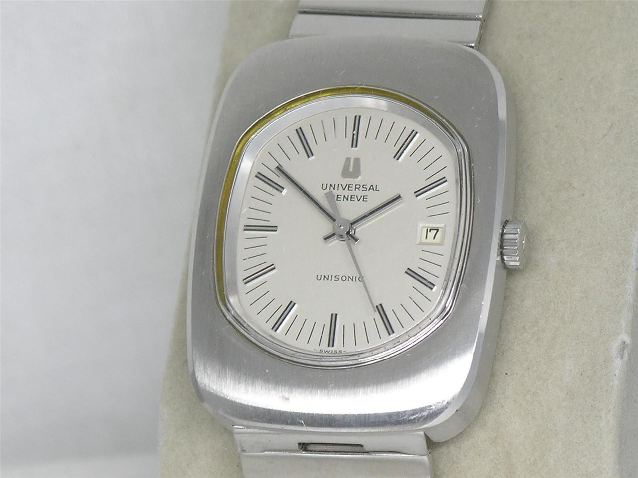 RARE VINTAGE 38MM MENS UNIVERSAL GENEVE "UNISONIC" ACCUTRON 2302 WATCH, RUNNING!