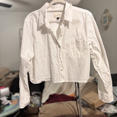 Universal Thread, Cropped White Collared Button-Front Shirt.