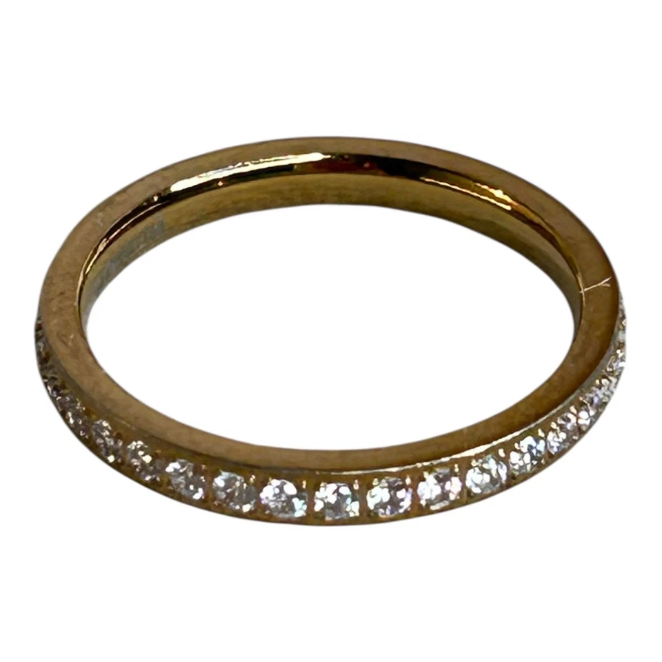 Anillo de eternidad de circonita cúbica de titanio tono dorado para mujer talla 6 Foto 3 de 4