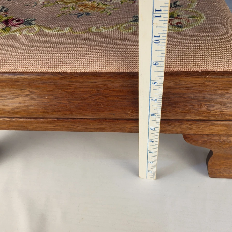 Reposapiés bordado con agujas malva diseño floral 20"x 14,5"x9" Foto 3 de 4