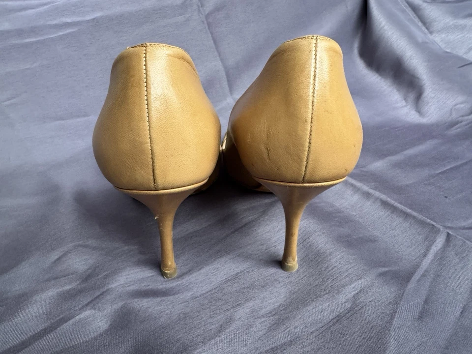 Zapatos de salón Jimmy Choo de cuero tostado con tacón de gatito 40 vintage recorte Italia Foto 3 de 4