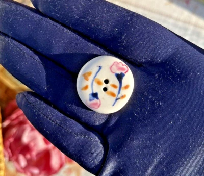 ANCIEN BOUTON en porcelaine peinte au motif de FLEURS stylisées - Photo 1/4
