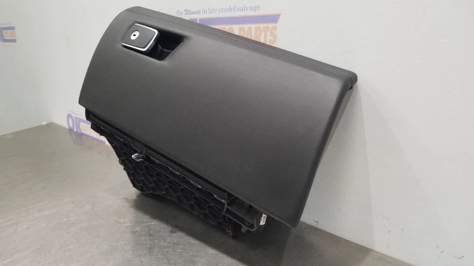 16 宝马 M4 F83 手套盒黑色 — 第 3/4 张图片