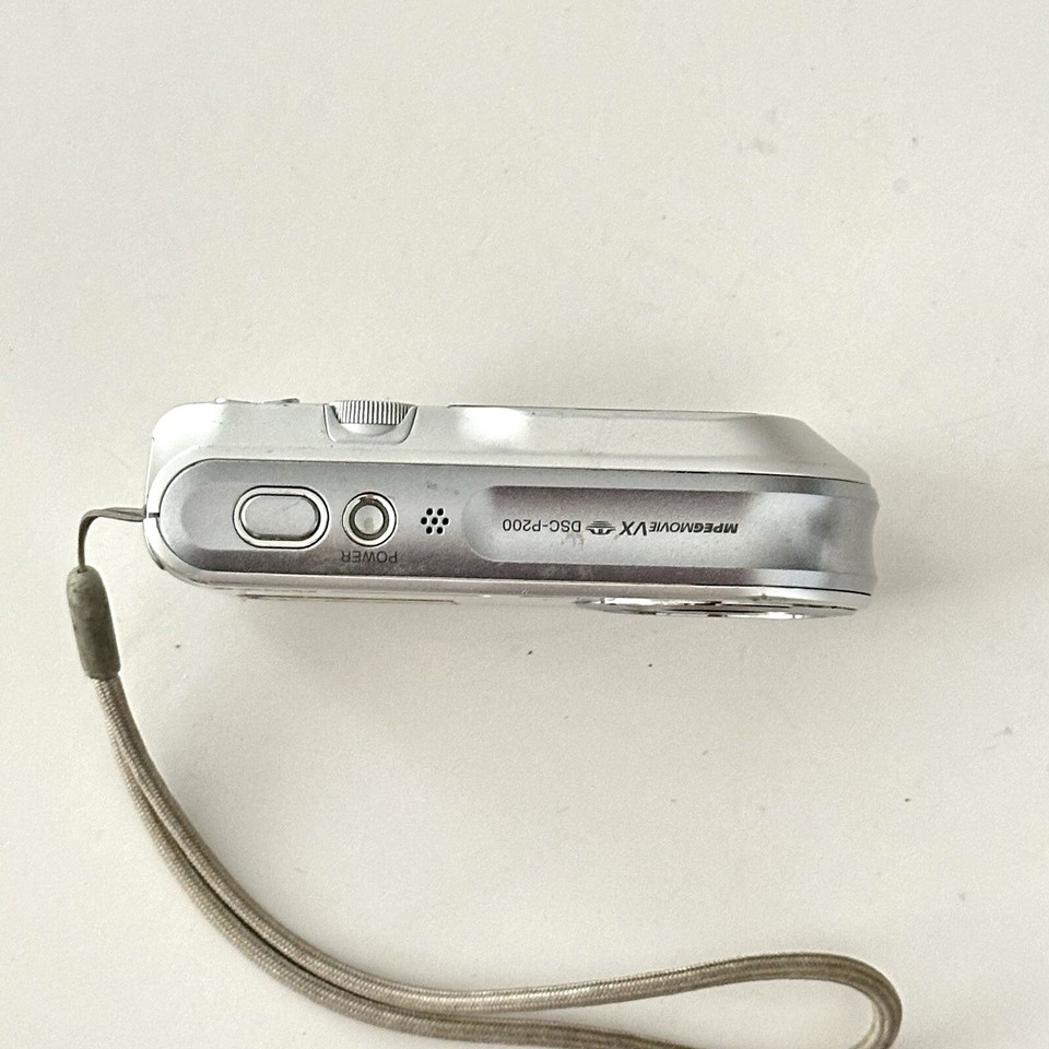 Sony Cybershot DSCP200 7.2MP Digital Camera WORKS No Charger No