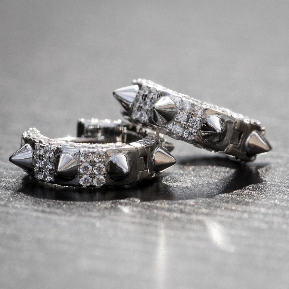 Pendientes de aro de espiga pequeña circonita cúbica de plata de ley 925 enchapados en oro blanco completamente helado Foto 2 de 4