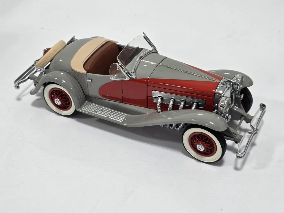 Danbury Mint 1935 Duesenberg SSJ Speedster Red/Gray 1:24 Scale Diecast Sharp Car - Image 3 of 4