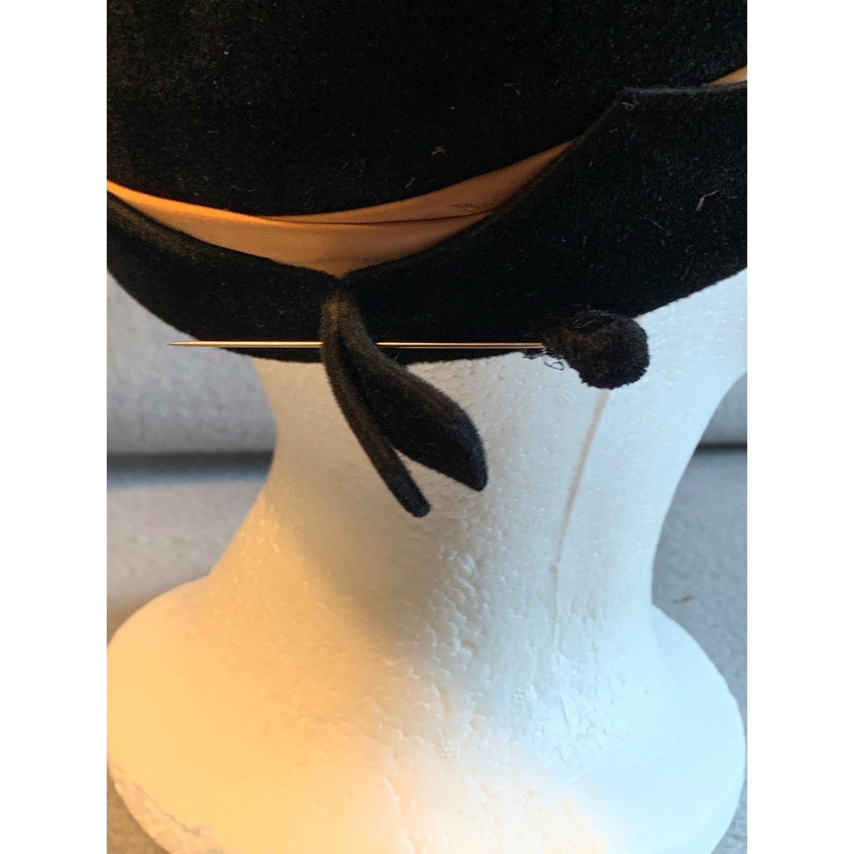 Jewel Ladies Black Velvet and Brown Satin Hat Sz 22 Vintage  display picture 2
