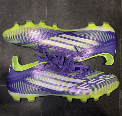 Adidas F50 Nockenschuhe aus Kunstleder für Rasen, Schnürung, lila/grün