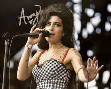 Amy Winehouse Signed Photo W/COA Autograph (D.2011) 8x10