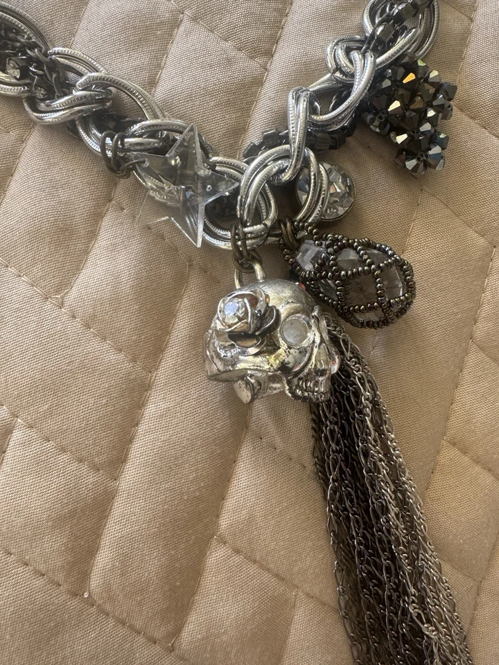 Collar de colección Betsey Johnson Grueso Calavera Dije, Plata Oscura, Ajustable Foto 4 de 4