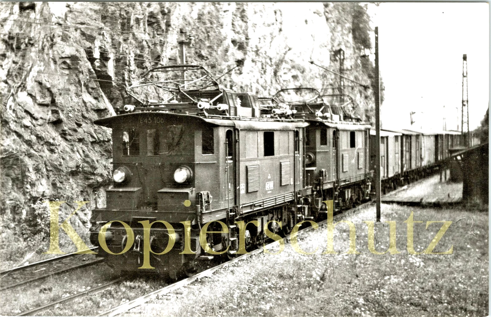 Foto - BBÖ E45 106 und E45 xxx in Innsbruck im Sommer 1952 - Bild 1 von 1