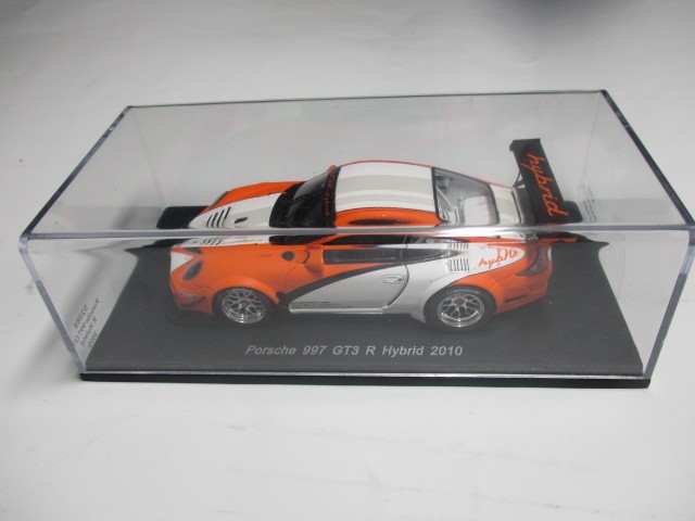 Voiture Miniature de Collection - SPARK - PORSCHE 996 GT3 R - Blanc