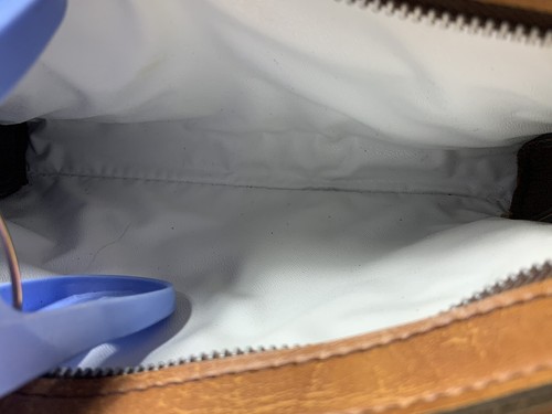 Bolso de pulsera vintage de cuero sintético bronceado con correa de muñeca y revestimiento blanco. - Imagen 18 de 19