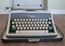 Alte Schreibmaschine Olympia Mechanisch im Koffer Vintage Funktional