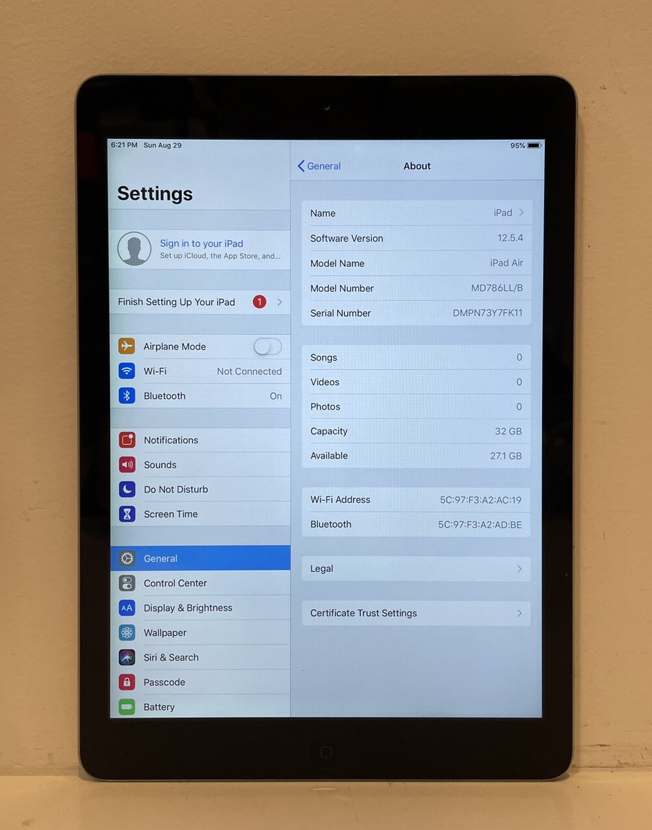 Apple iPad Air 1st Gen. 32GB, Wi-Fi, 9.7in - Space Gray
