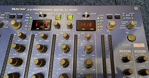Tascam X-9 Professional 4-Kanal Digital DJ Mixer - Afbeelding 10 van 10