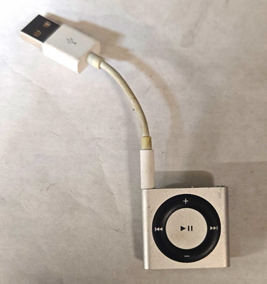 Apple iPod Shuffle 4th Gen 2GB Silver Clip Player USB 2.0 MP3/AAC A1373