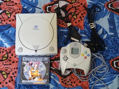 Sega Dreamcast HKT-3030 PAL Konsole Bundle (Kabel, Controller, VMU und Spiel)