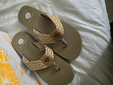 Yellow Box Mellow Mat Beige Faux Leather Flip Flop Sandals Womens 9 M NIB