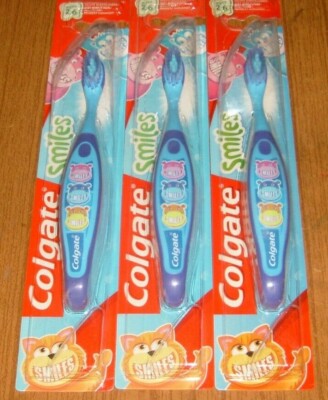 3 x Colgate Smiles - 2-6 Jahre manuelle Kinderzahnbürsten blau + lila.