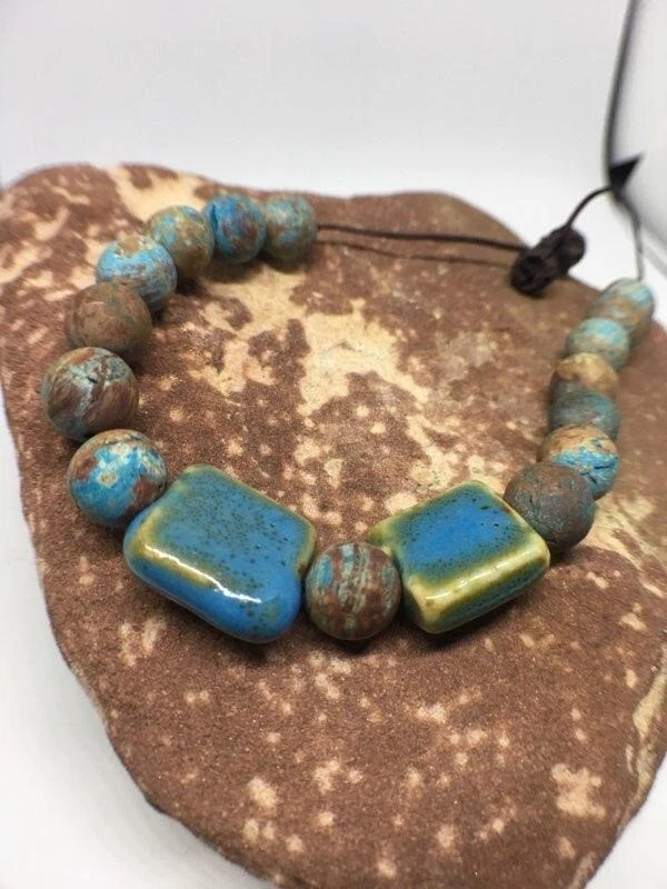 Pulsera ajustable para hombre con detalles de turquesa africana y cerámica Foto 2 de 4