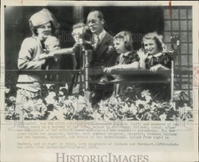 1948 Press Photo Queen Juliana of the Netherlands with family at Royal Palace