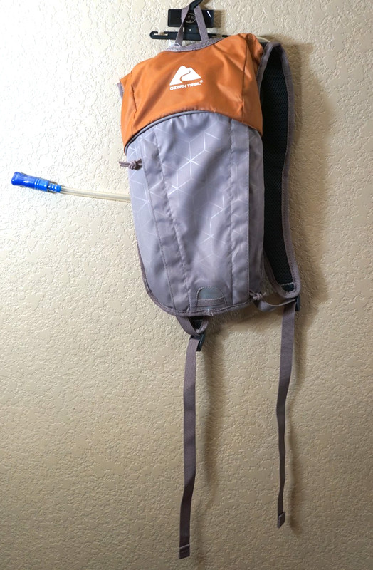 Ozark Trail gold and gray 2 liter hydration pack nwt