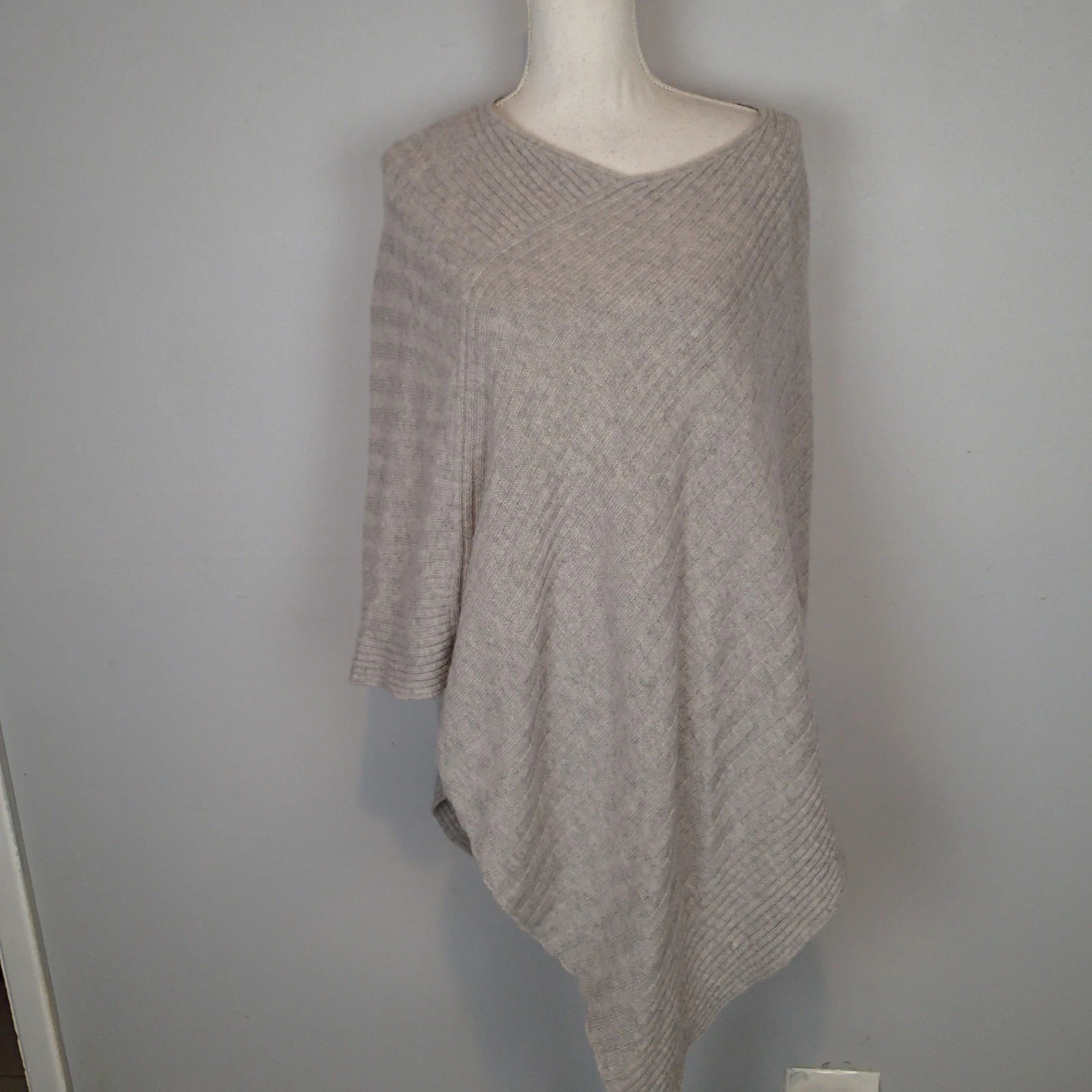 Beryll 100% Cashmere Poncho Sweater Lightweight Made in USA Light Gray Ribbed OS