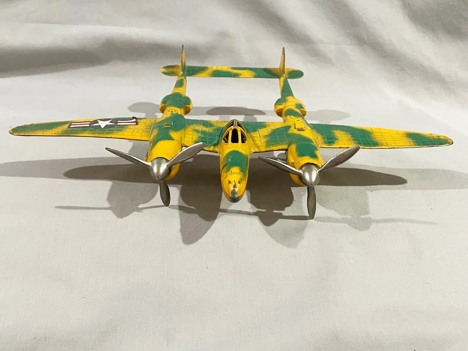 Vintage HUBLEY P-38 LIGHTNING FIGHTER METAL MODEL PLANE - Image 2 of 4