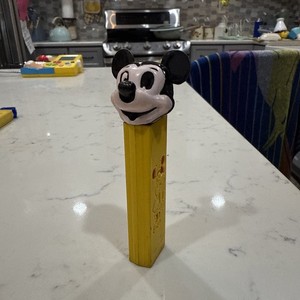 Rare Vintage Die-Cut Mickey Mouse Pez Dispenser Austria #2.620.061 Error On Eye