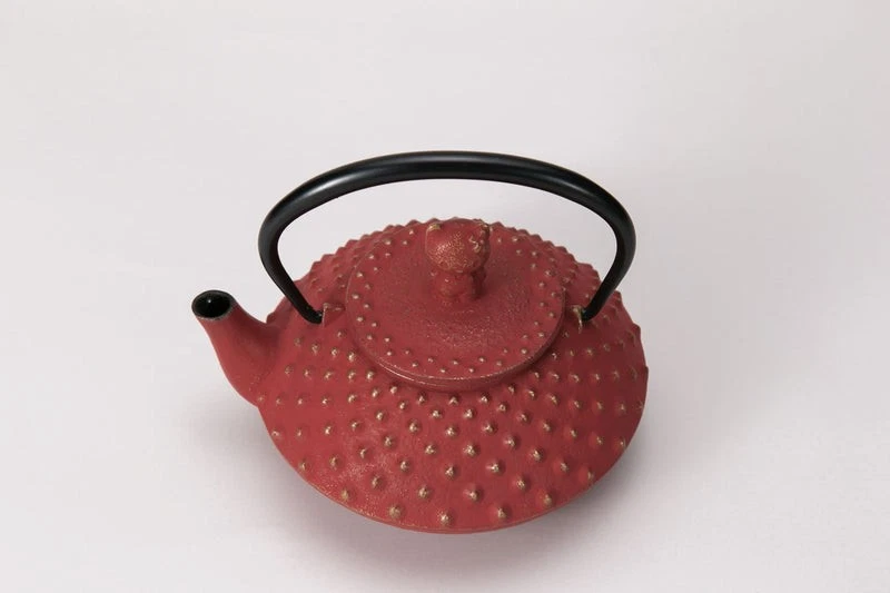 Iwachu Nambu Tekki Cast Iron Teapot 320ml Hello Kitty Gold Wine Red 50013 - Image 2 of 3
