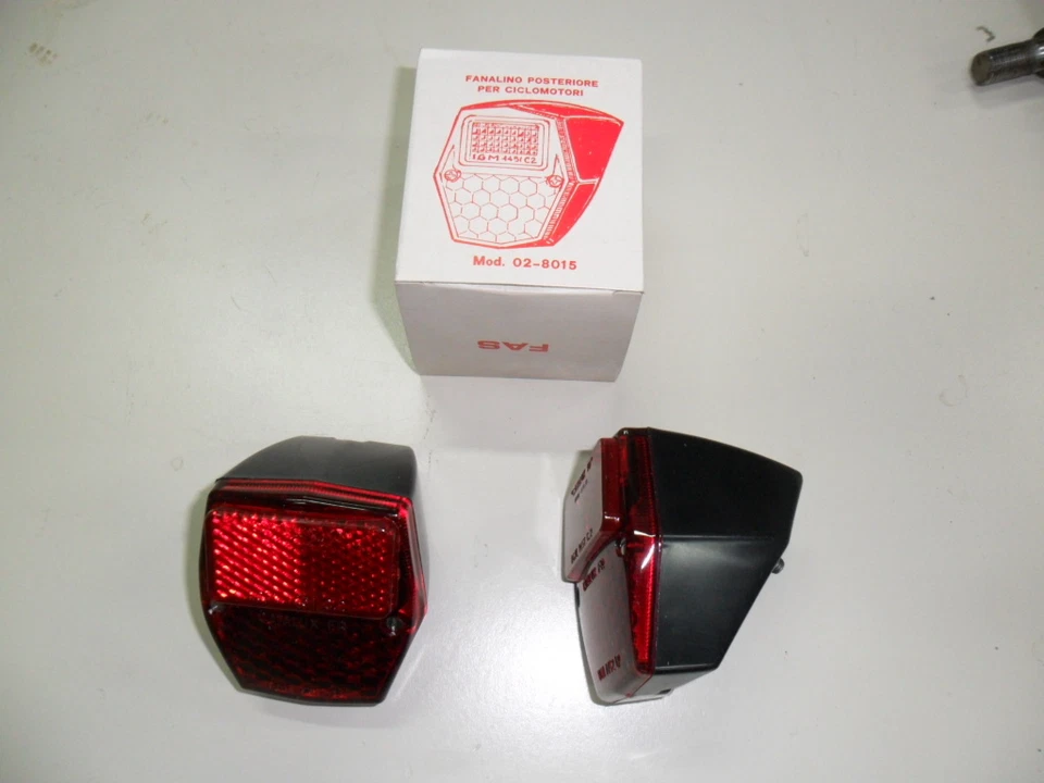 FAS N.01 FANALE POSTERIORE PER CICLOMOTORI CATALUX 028015 BENELLI MOTOBI 02-8015