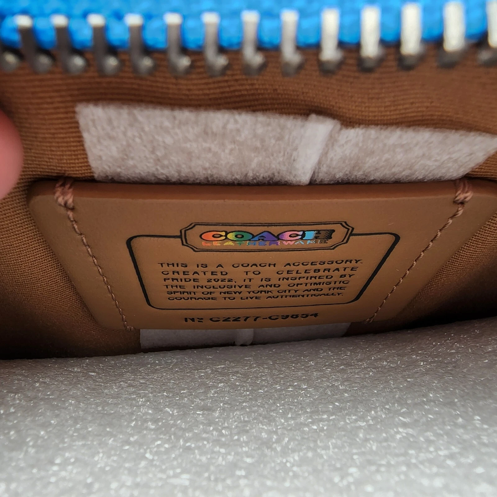 Tracolla Coach C9854 Hol Rainbow Coach Gunmetal Chalk Multi Pride nuova con etichette