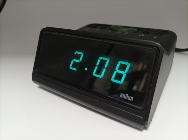 BRAUN alarm clock 4832 DN 30 color negro Dietrich Lubs (1980)