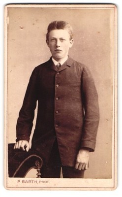 Fotografie P. Barth, Elberfeld, Herzogstrasse 4, Portrait junger Mann in modisc 