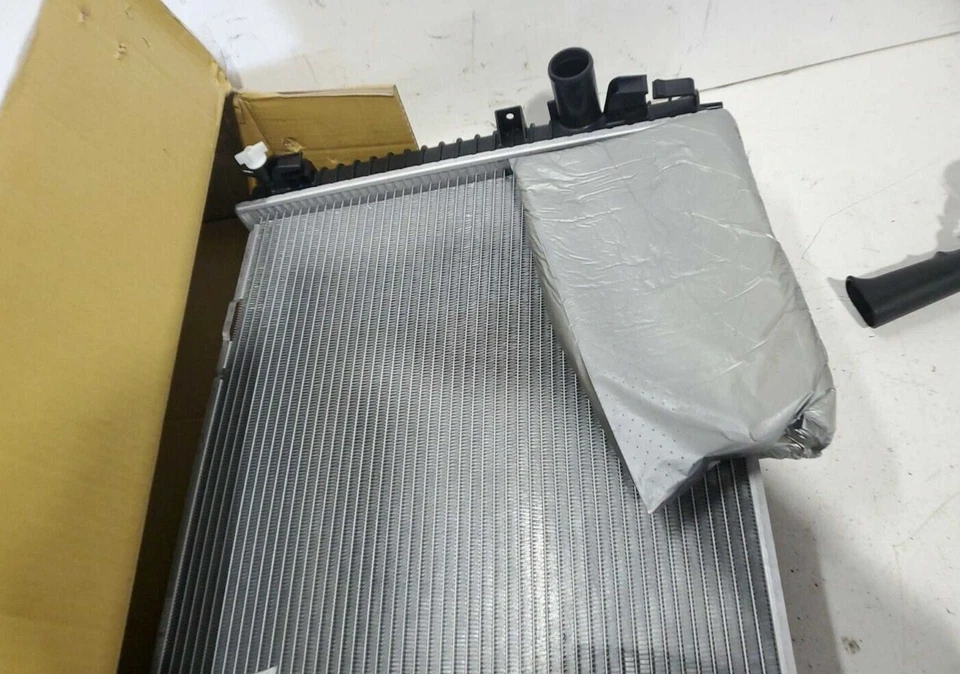 13126 Radiador para Ford Fusion 2010-2012 Mercury Milan 2010-2011 2,5 L L L4 3,0 L V6 Foto 3 de 4